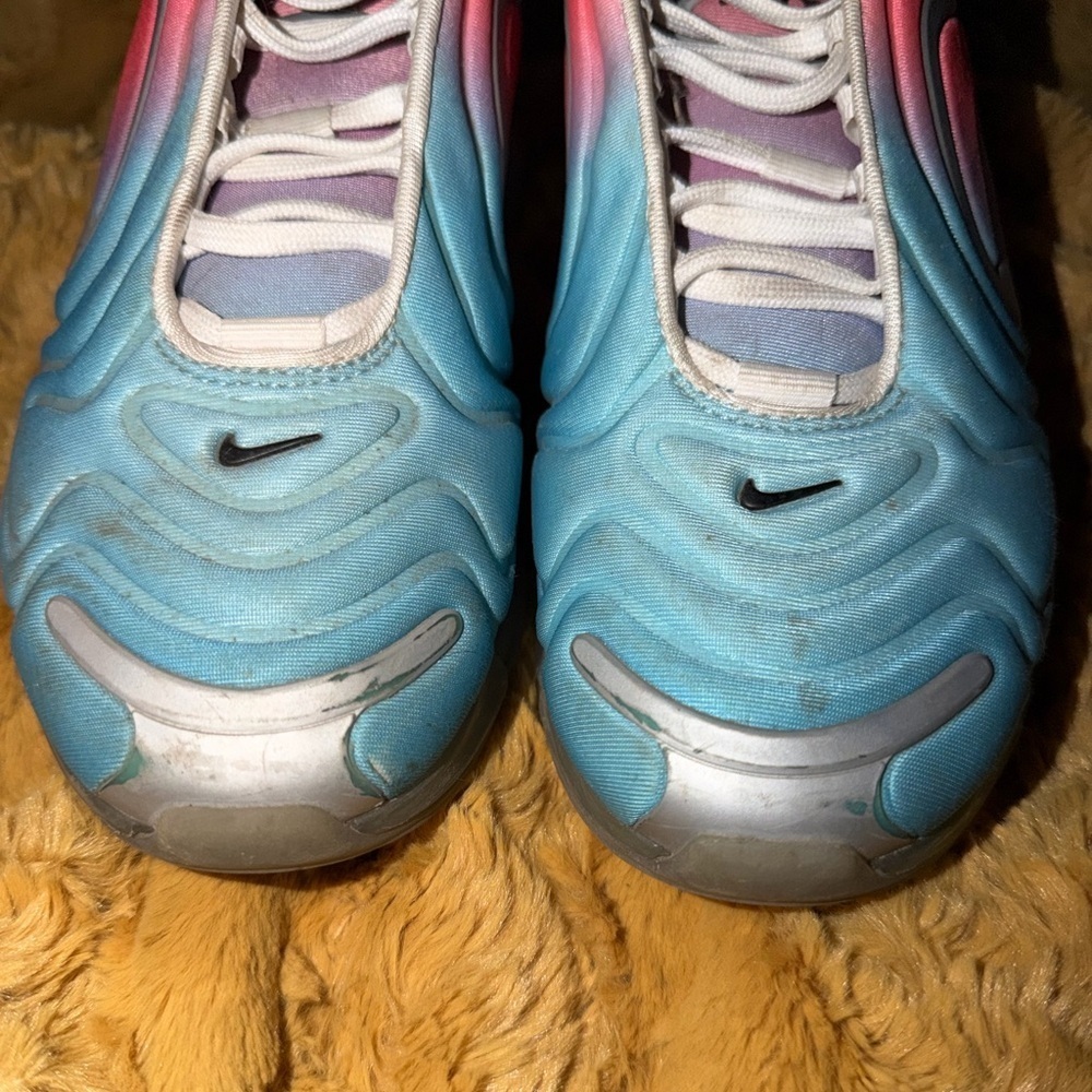 Woman’s Nike Air Max 720’s - Picture 8 of 16